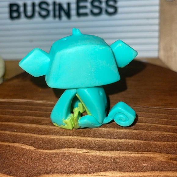 Animal Jam Figure Monkey Wildworks Jazwares
Minor wear from play - Picture 3 of 4